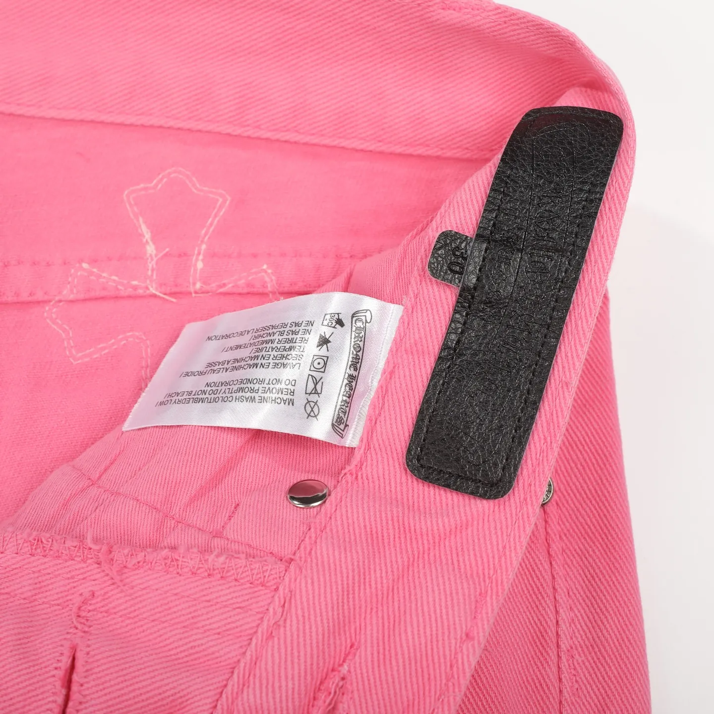 P260 Chrome hearts｜ch Chrome Hearts Limited Barbie Pink Leather Jeans for Girls - Charming dopamine personalized jeans, indispensable for fashionistas, the same model for celebrities, and one touted by many bloggers. This new pair of pants is perfect in terms of shape and upper body. It is no exaggeration to say that making a pair of jeans is equivalent to making 20 short-sleeved pieces. The fabric is made of high-quality imported denim. It has a unique high-end texture. I am very satisfied with it after washing and proofing several times.  Color: Barbie Pink Size: 28/30/32/34 Waist: 74/76/78/80 Pants Length: 101/102/103/104
